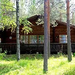 на берегу живописного озера