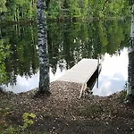 на берегу живописного озера Feriehus *