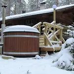 на берегу живописного озера