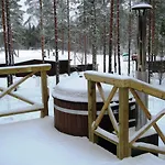 на берегу живописного озера *