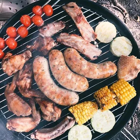 на берегу живописного озера