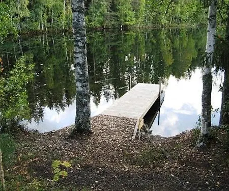 на берегу живописного озера بيت للعطل *