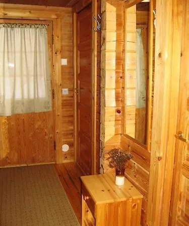 на берегу живописного озера بيت للعطل *