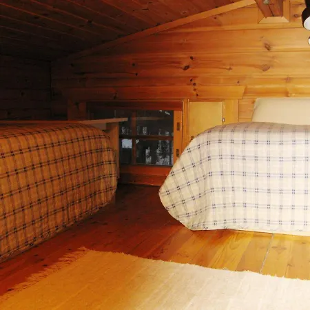 на берегу живописного озера