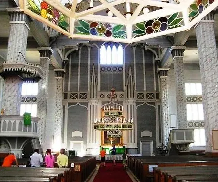 на берегу живописного озера