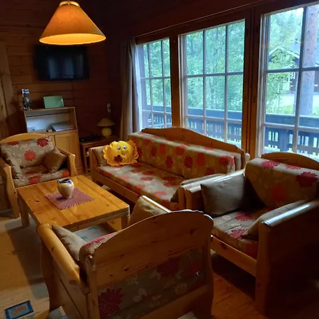 на берегу живописного озера