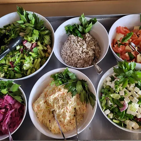 на берегу живописного озера 凯里迈基