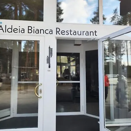 на берегу живописного озера