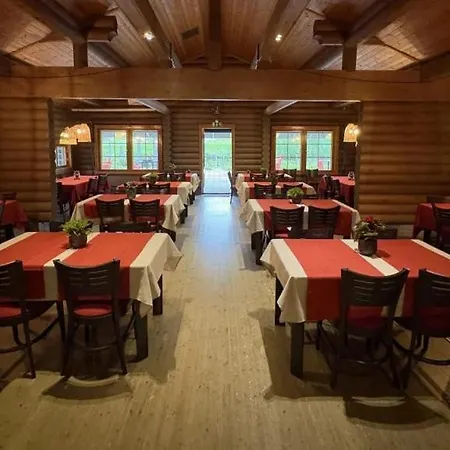 Дом отдыха на берегу живописного озера *