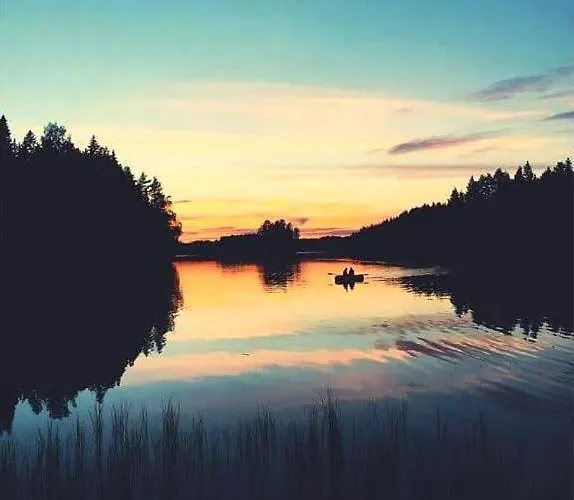 на берегу живописного озера 펜션 케리마키