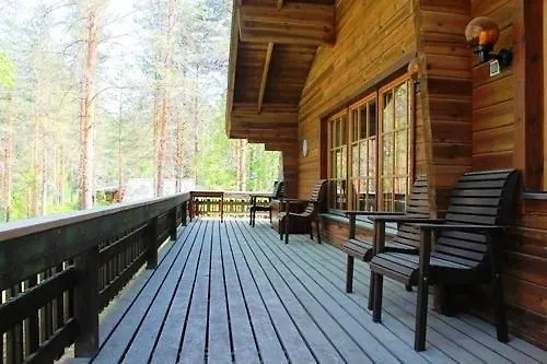 на берегу живописного озера