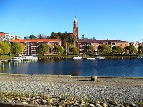 на берегу живописного озера 펜션 케리마키