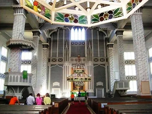 на берегу живописного озера