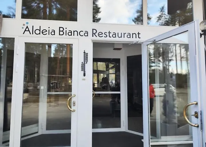 на берегу живописного озера